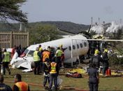 Equipe de resgate tenta retirar tripulação de um avião que caiu sobre uma escola logo após decolar em Durban, na África do Sul 