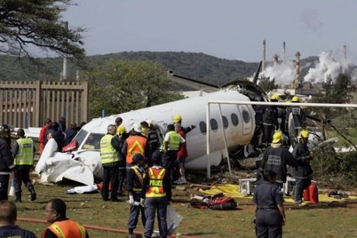 Equipe de resgate tenta retirar tripulação de um avião que caiu sobre uma escola logo após decolar em Durban, na África do Sul