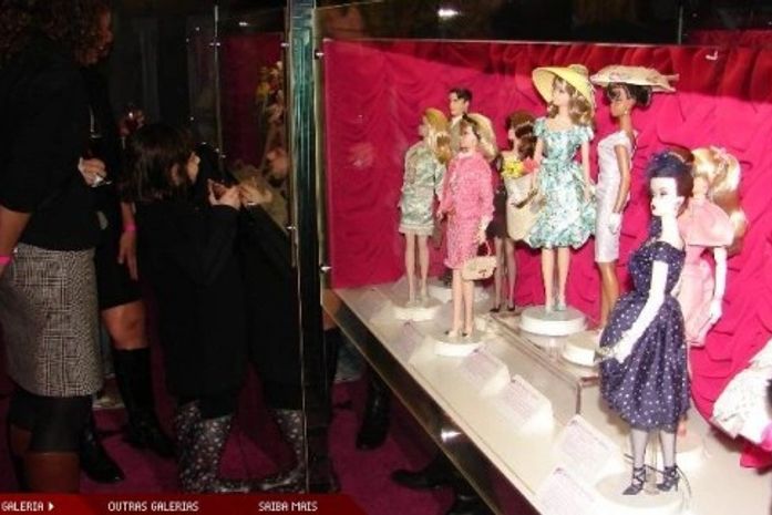 SP inaugura exposição de barbies vestidas por estilistas famosos