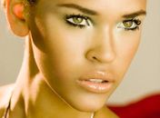 Use iluminadores corporais para deixar a pele acetinada