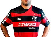 Adriano é fenômeno em campo e nas vendas