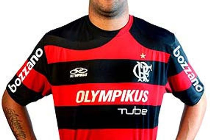 Adriano é fenômeno em campo e nas vendas
