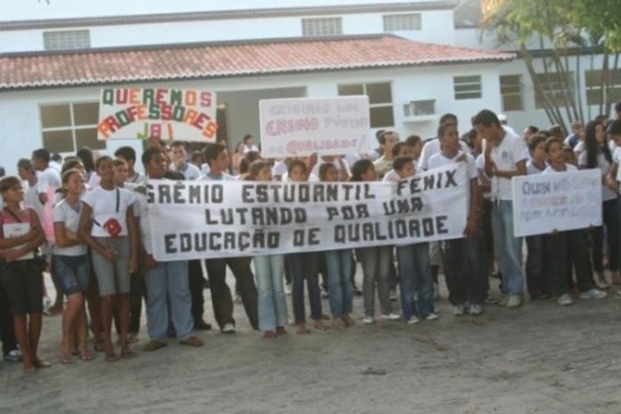 Estudantes cobram solução para carência de professores em Penedo