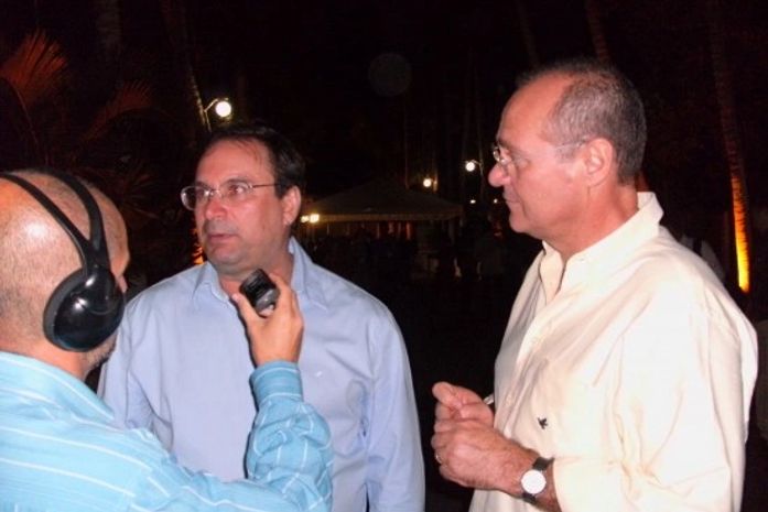 Renan Calheiros visita a Feira do Empreendedor ao lado de Luciano Barbosa