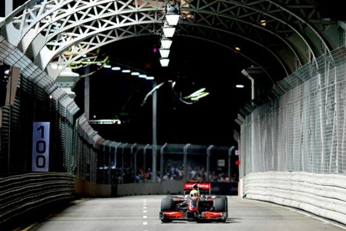 Barrichello bate no fim, e Hamilton larga na pole em Cingapura