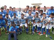 Jogadores com o trófeu do Sub-15