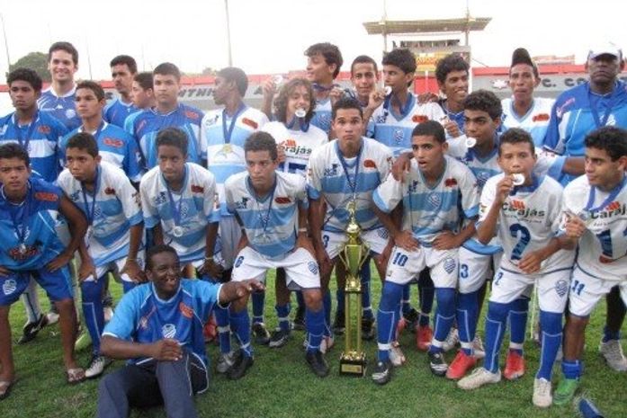 Jogadores com o trófeu do Sub-15