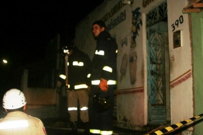Curto-circuito provoca incêndio e destrói casa em Penedo