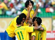 Jogadores da Seleção Brasileira comemorando um dos gols 