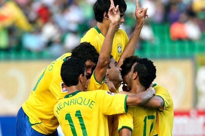 Jogadores da Seleção Brasileira comemorando um dos gols