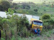 Caminhão sai da estrada e cai em ribanceira