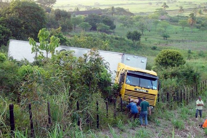 Caminhão sai da estrada e cai em ribanceira