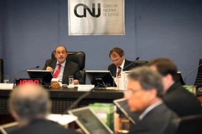 CNJ: Servidores da Justiça terão que trabalhar 8h diárias