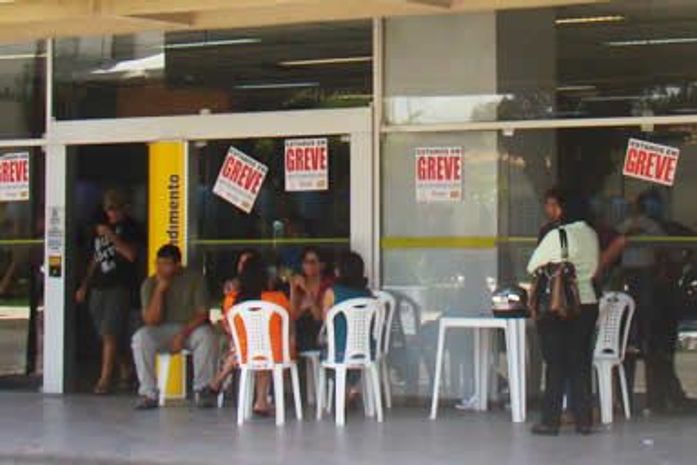 Governo Federal manda cortar ponto de grevistas do BB e da Caixa