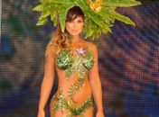 Modelo desfila pintada em programa