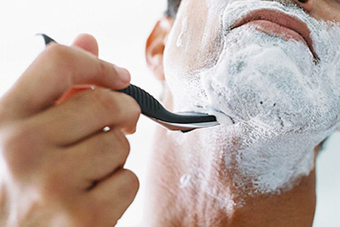 Barbeiro com 60 anos de profissão ensina os dez passos para conseguir o barbear perfeito