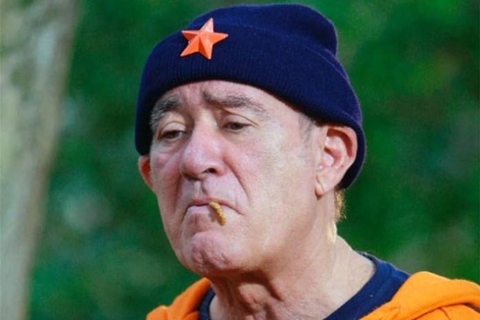 Renato Aragão come minhoca cenográfica na gravação da microssérie "Acampamento de Férias", que vai ao ar entre os dias 12 e 16 de outubro durante a Semana da Criança