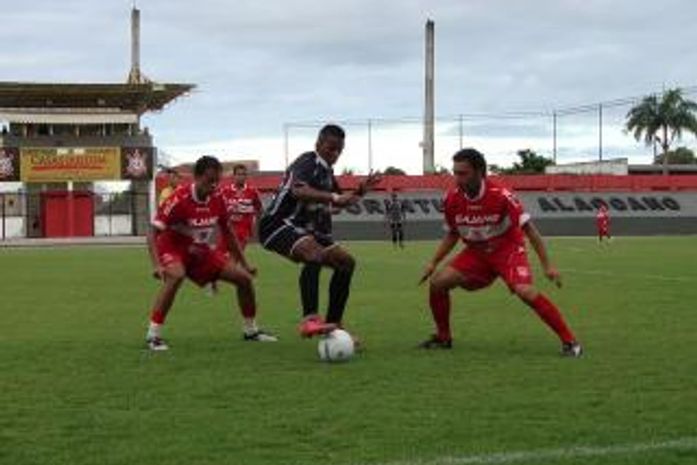 Lance da primeira partida da final do Campeonato Alagoano Sub-20