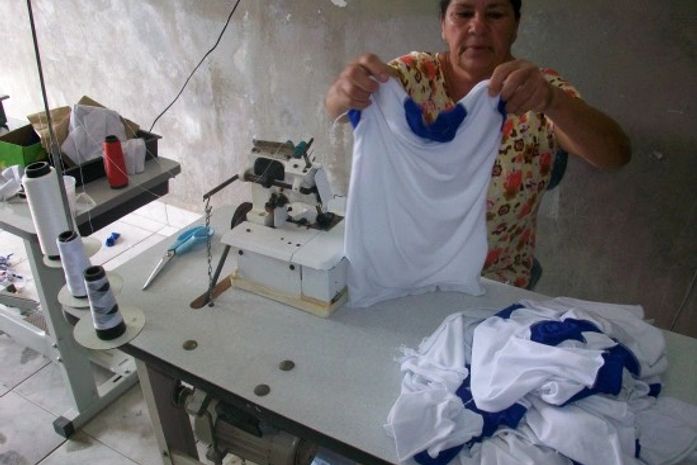 Nilvada Alencar produz fardas para as crianças.