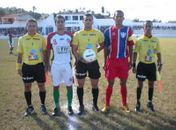Jogadores com o trio de arbitragem