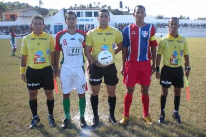 Jogadores com o trio de arbitragem