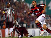 Artilheiro Adriano comanda vitória do Fla sobre o Flu e afunda mais o rival