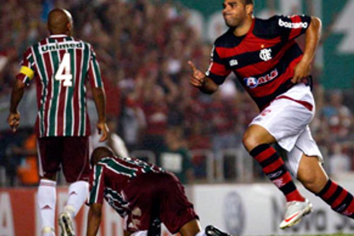 Artilheiro Adriano comanda vitória do Fla sobre o Flu e afunda mais o rival