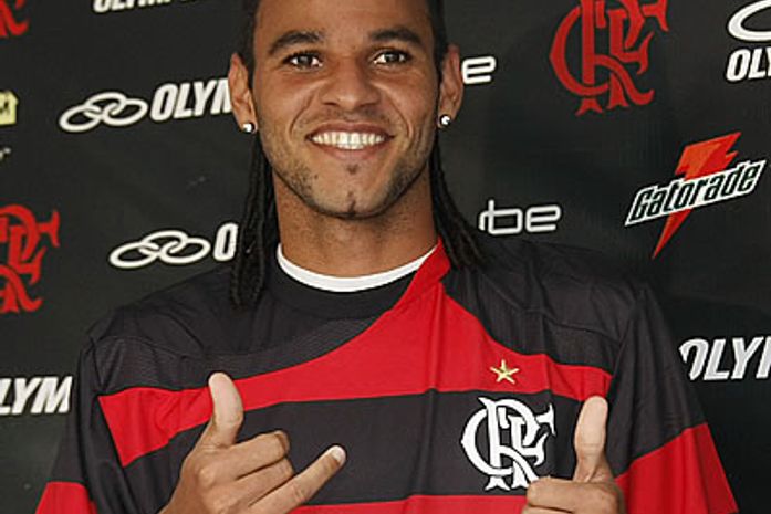 Sem Adriano, Andrade tenta reerguer Dênis Marques no Fla