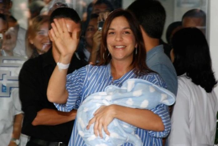 Ivete Sangalo deixa a maternidade com o filho, Marcelo