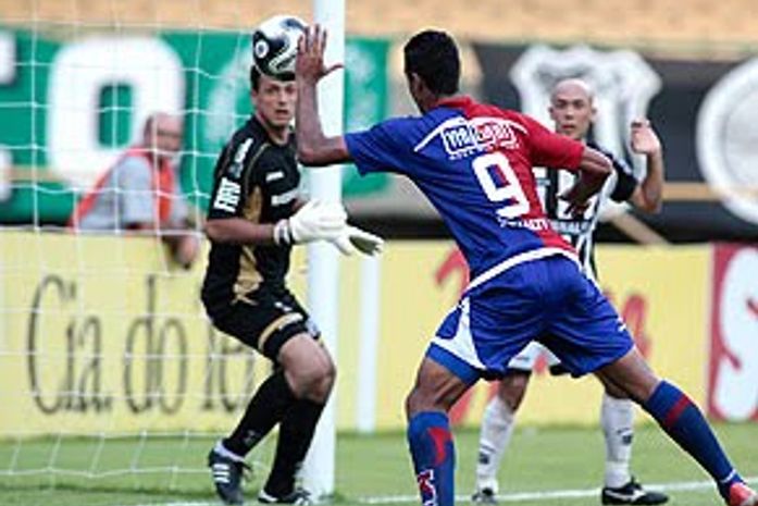 Charles Hebert fala pela primeira vez após incidente do gol de mão