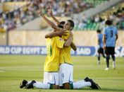Garotada dá show no primeiro tempo, despacha o Uruguai e está nas quartas