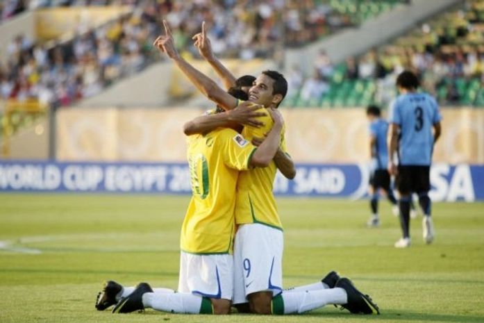 Garotada dá show no primeiro tempo, despacha o Uruguai e está nas quartas