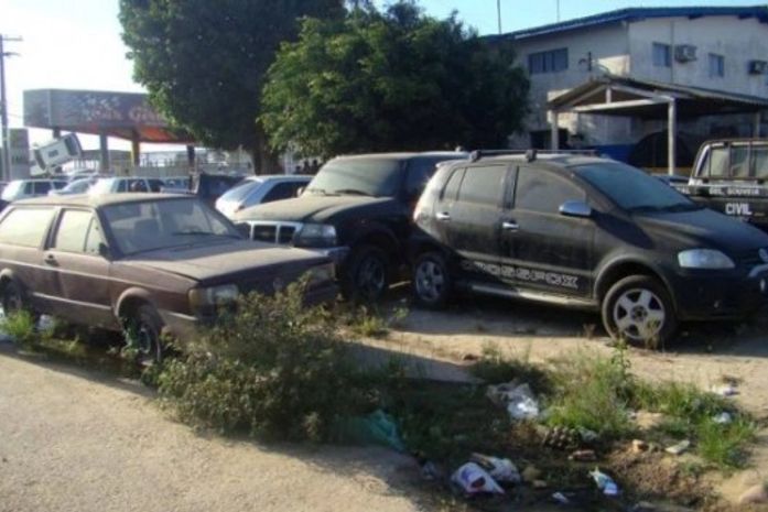 Na delegacia de Roubos e Furto de veículos, os carros estavam sendo guardados nas calças.