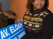 Amiga da mãe de Eloá mostra placa que mandou fazer em homenagem à adolescente assassinada pelo ex-namorado no dia 17 de outubro de 2008