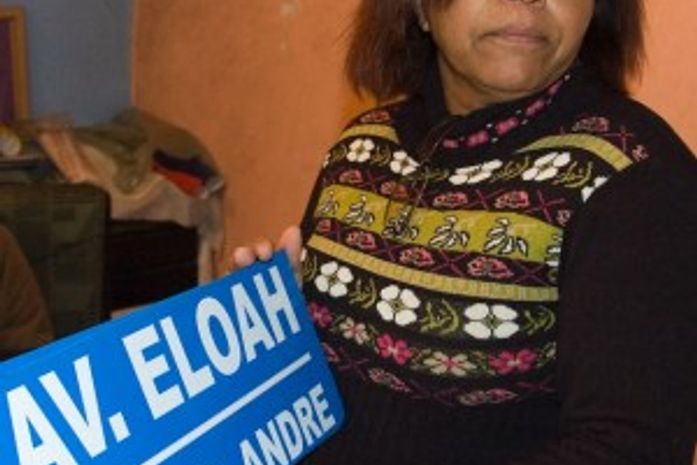 Amiga da mãe de Eloá mostra placa que mandou fazer em homenagem à adolescente assassinada pelo ex-namorado no dia 17 de outubro de 2008