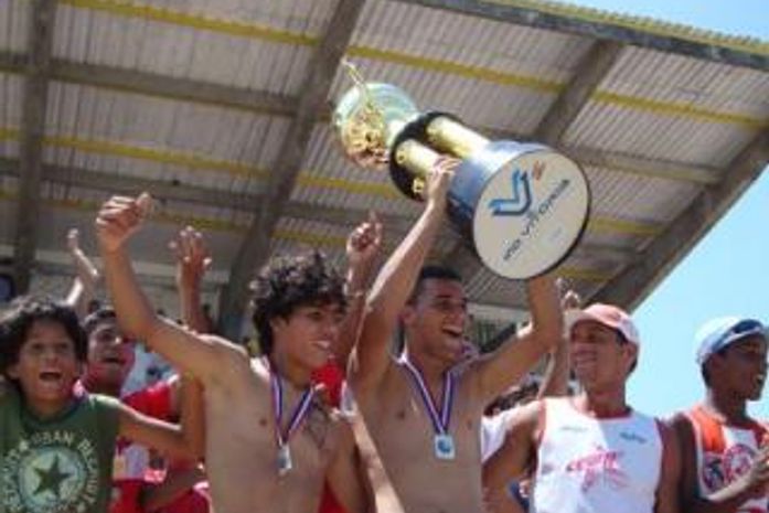 Jogadores Sub-20 do CRB comemorando mais um título do campeonato alagoano