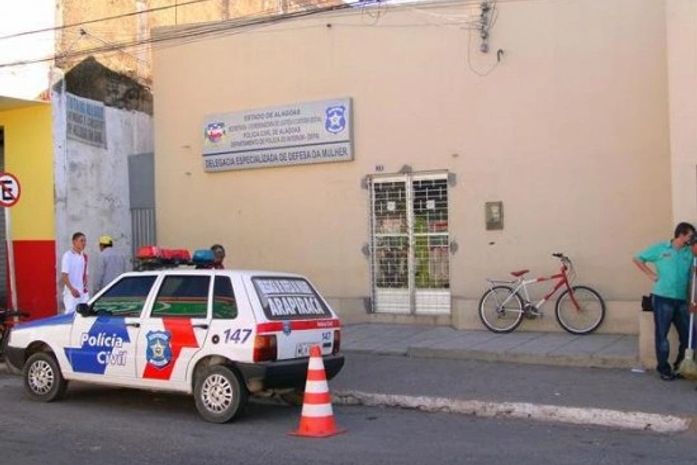 Homem de 38 anos é preso após queimar perna e quebrar braço de menina de 12 anos com quem fez sexo