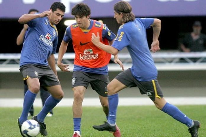 Seleção se despede do Brasil em busca de recorde