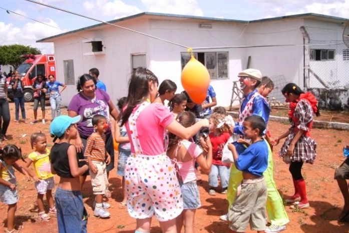 Filhos de detentos têm dia de festa e brincadeiras em presídio de Arapiraca