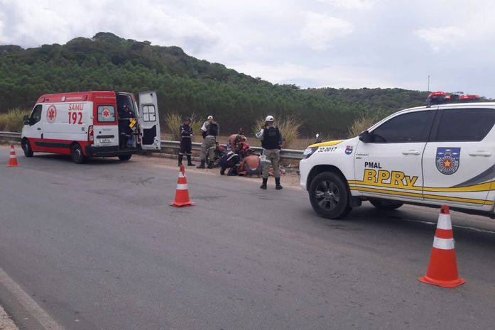Três pessoas estavam na moto que colidiu com canteiro de proteção da via; duas mulheres se feriram.
