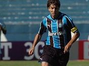 Grêmio bate o Coritiba, 2 a 0, e segue de olho do G-4