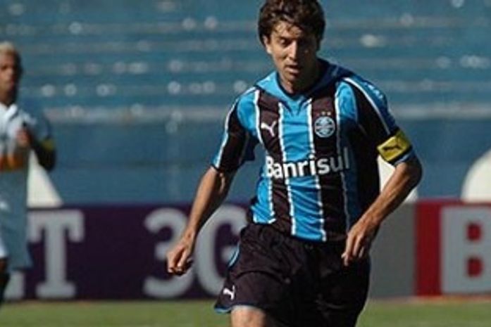Grêmio bate o Coritiba, 2 a 0, e segue de olho do G-4