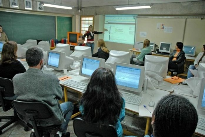 Senador destaca papel da educação a distância para o Brasil