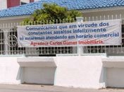 Faixas e anúncios em rádios informam mudanças nos horários de atendimento