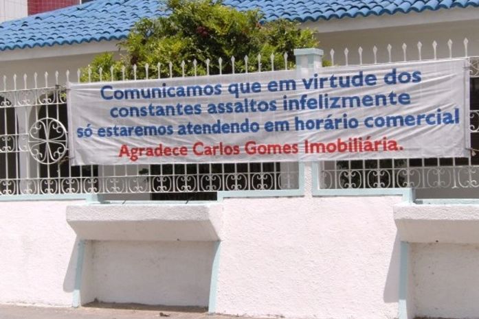 Faixas e anúncios em rádios informam mudanças nos horários de atendimento