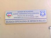 Dois homens invadem casa de ex-companheiras e agridem mulheres