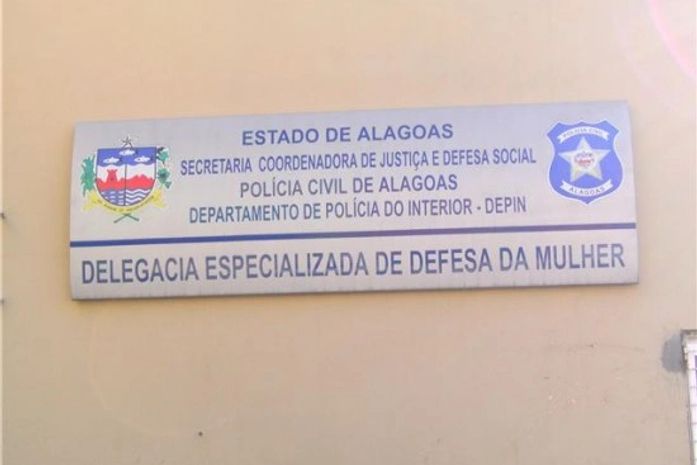 Dois homens invadem casa de ex-companheiras e agridem mulheres