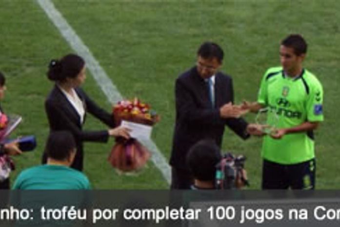 Eninho completa 100 jogos na K-League e é homenageado na Coréia