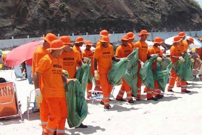 Concurso para gari no Rio registra 45 inscrições de candidatos com doutorado