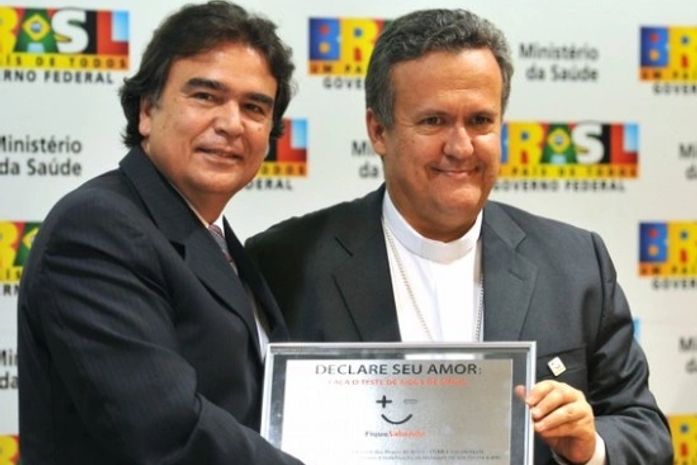 O ministro da Saúde, José Gomes Temporão, durante cerimônia com o secretário-executivo da Conferência Nacional de Bispos do Brasil (CNBB), dom Dimas Lara, para firmar parceria com intuito de mobilizar pastorais e movimentos religiosos para a importâcia do